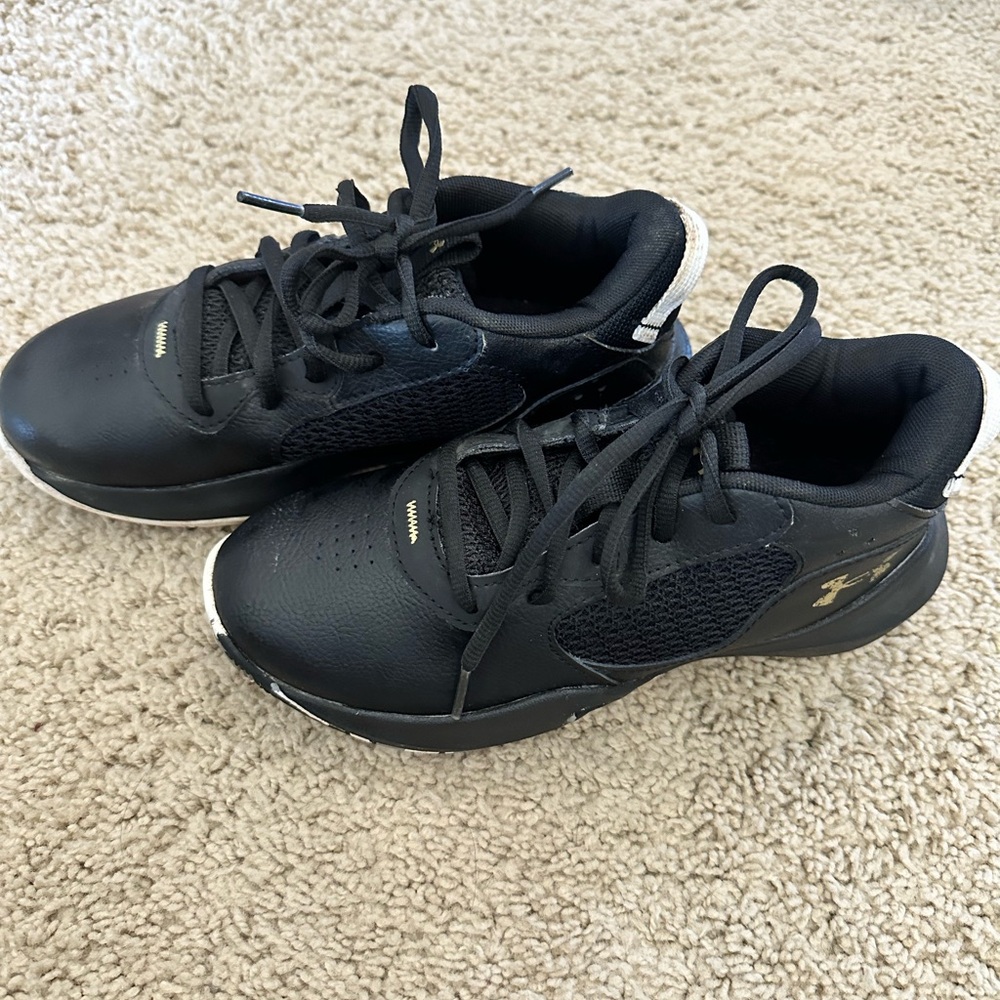 Under Armour boys basketball shoes - size 3